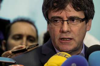 Ex-líder da Catalunha Carles Puigdemont fala com repórteres em Bruxelas, na Bélgica 24/01/2018 REUTERS/Yves Herman