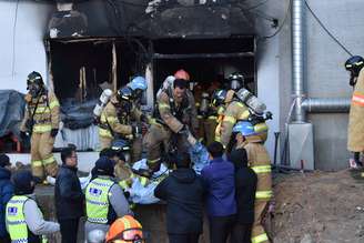 Bombeiros resgatam feridos de hospital incendiado, na Coreia do Sul.