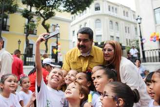 Presidente venezuelano, Nicolás Maduro, posa para foto em praça em Caracas
01/02/2018 Divulgação/Palácio de Miraflores via REUTERS 