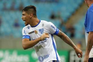 Kayron, jogador do Cruzeiro-RS, comemora seu gol durante partida contra o Grêmio, válida pela 5ª rodada do Campeonato Gaúcho 2018.