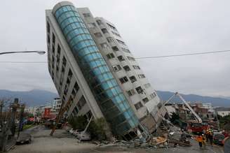 Equipes de socorro trabalham em prédio que tombou durante o terremoto