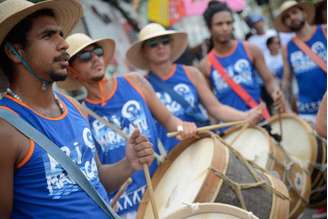 O Bloco Rio Maracatu inspirado na temática do Maracatu de Baque Virado, do Recife, leva batuque à orla de Ipanema 