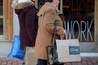 Consumidoras carregam sacolas de compras em Boston, Estados Unidos 11/01/2017   REUTERS/Brian Snyder