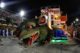 Rato gigante "puxou" carro alusivo ao prédio da Petrobras no desfile da Beija-Flor de Nilópolis