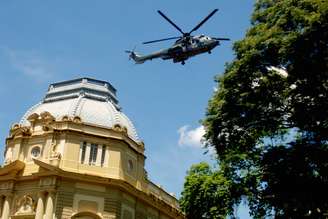 O presidente Michel Temer chega de helicóptero para reunião no Palácio da Guanabara, no Rio de Janeiro (RJ)