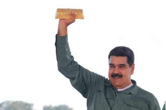 Nicolás Maduro segura barra de ouro durante reunião com setor de mineração 