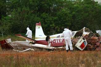 Avião de pequeno porte cai em um terreno a poucos metros do aeroclube e da Avenida Torquato Tapajós em Manaus (AM), na manhã dessa quinta-feira (22), deixando três mortos e dois feridos.