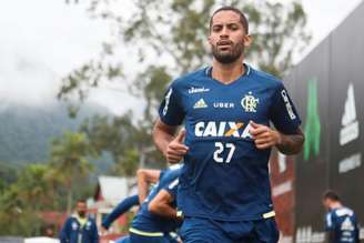 Rômulo chegou ao Fla no início de 2017, mas ainda não engrenou (Gilvan de Souza / Flamengo)