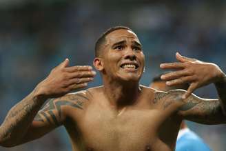 Jael, jogador do Grêmio, comemora seu gol durante partida contra o Novo Hamburgo