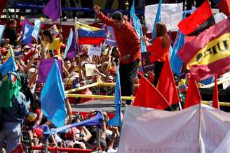 Maduro dança durante comício em Caracas
 27/2/2018    REUTERS/Marco Bello