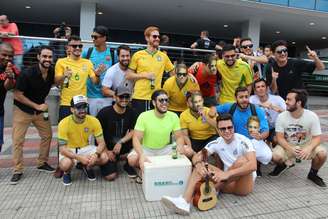 Estudantes da Puc Minas renuniram-se em frente ao hospital em que Neymar passou por cirurgia em BH