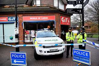 Policiais são vistos em local onde o ex-espião russo Sergei Skripal e uma mulher foram encontrados inconscientes em Salisbury, no Reino Unido 06/03/2018 REUTERS/Toby Melville