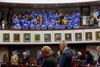 Estudantes do colégio Marjory Stoneman Douglas acompanham a votação da lei no Senado da Flórida