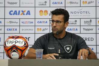 Alberto Valentim vai para o seu quinto jogo sob o comando do Botafogo (Foto: Vitor Silva / SS Press / BFR)