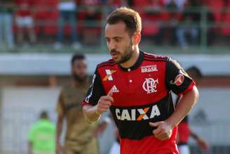 Everton Ribeiro é titular, mas pode perder vaga para Arão (Foto: Marcelo Gonçalves / Photo Premium / Lancepress!)