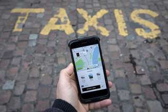 Foto ilustração de aplicativo da Uber em celular na frente de um ponto de táxi, em foto posada em Londres, Reino Unido
10/11/2017
REUTERS/Simon Dawson 