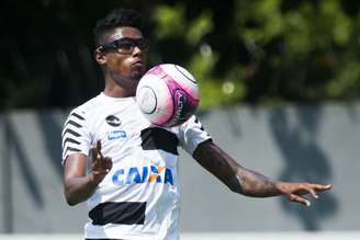 Bruno Henrique tem usado óculos protetor durante os treinos com o Santos (Foto: Ivan Storti/Santos)