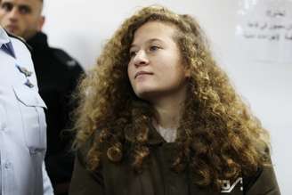 Adolescente palestina Ahed Tamimi em tribunal de Ramallah, na Cisjordânia 15/01/2018 REUTERS/Ammar Awad