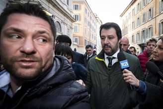 Mulher se recusa a servir sorvete a Salvini em Milão