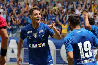 Thiago Neves comemora um dos dois gols que marcou na vitória do Cruzeiro sobre o Tupi.