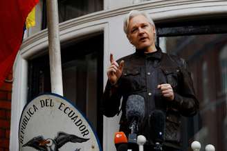 Julian Assange fala da embaixada equatoriana em Londres
 19/5/2017    REUTERS/Peter Nicholls 