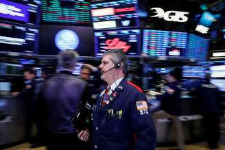 Operadores trabalham na New York Stock Exchange, (NYSE), em Nova York, EUA 
08/03/2018
REUTERS/Brendan McDermid