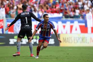 Atleta do Bahia comemora gol sobre o Vitória no primeiro jogo das finais do Baiano