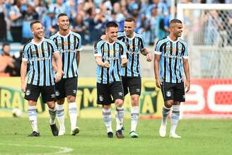 Jogadores do Grêmio, comemoram gol de Ramiro durante a partida entre Grêmio X Brasil de Pelotas, realizada na tarde deste domingo na Arena do Grêmio