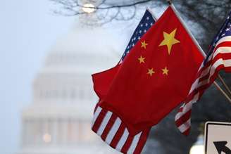 Bandeira da China e dos Estados Unidos são vistas em Washington 18/01/2011 REUTERS/Hyungwon Kang 