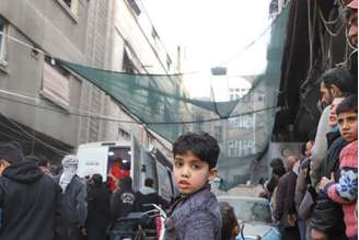 Fila de pessoas para receber ajuda humanitária em Ghouta Oriental. 