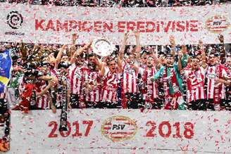 Jogadores comemoram o título do PSV (Foto: Jasper Juinen / AFP)
