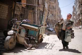 Menino caminha por rua de Douma, na Síria 16/04/2018 REUTERS / Omar Sanadiki