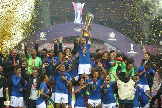 Marta levanta o troféu do título da Copa América de futebol feminino.