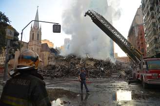 Corpo de Bombeiros fazem rescaldo dos escombros do edifício que desabou, após pegar fogo na madrugada de hoje (1º), no centro da capital paulista. 