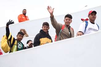 Membros de caravana de imigrantes entram em fronteira com EUA
 2/5/2018    REUTERS/Edgard Garrido 