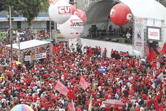 Ato unificado na Praça Santos Andrade em Curitiba (PR)