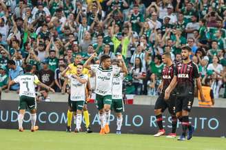 Marcos Rocha (encoberto), jogador do Palmeiras, comemora seu gol durante partida contra o Atlético-PR, válida pela quarta rodada do Campeonato Brasileiro 2018.