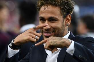 Neymar comemora o título do PSG na Copa da França (Foto: FRANCK FIFE / AFP)