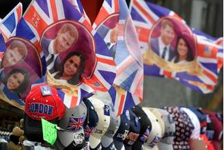 Bandeiras à venda fazem menção a casamento do príncipe Harry com atriz Meghan Markle em rua de Londres
11/05/2018 REUTERS/Toby Melville 