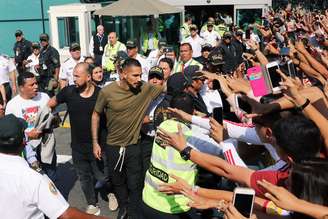 Guerrero foi recebido por dezenas de torcedores peruanos no aeroporto de Lima, após viagem para acompanhar seu julgamento na Suíça.