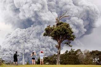 Cinzas de erupção do vulcão Kilauea, no Havaí 15/05/2018 REUTERS/Terray Sylvester