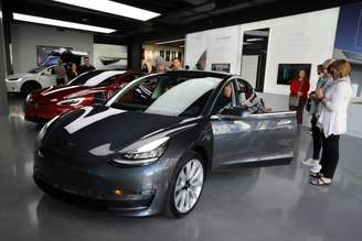 Tesla Model 3 em showroom em Los Angeles, Califórnia, EUA
12/01/2018
REUTERS/Lucy Nicholson 