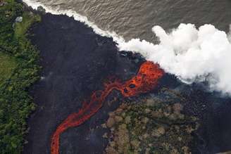 Lava do vulcão Kilauea invade usina de energia no Havaí