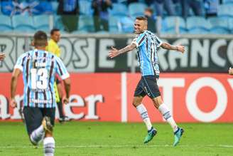 Luan comemora gol da vitória do Grêmio sobre o Defensor-URU