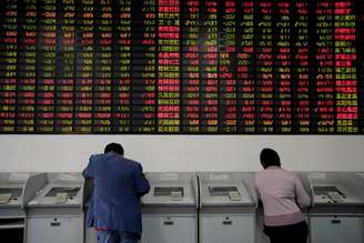 Investidores observam dados de ações em casa de corretagem em Xangai, na China 24/11/2017 REUTERS/Aly Song