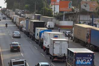 Protesto de caminhoneiros na BR 381, contra a alta no valor dos combustíveis, próximo da Refinaria Gabriel Passos em Betim (MG), nesta sexta-feira (25). 
