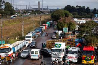 A paralisação dos caminhoneiros e bloqueios em diversas rodovias afetaram o abastecimento de combustíveis e de insumos básicos em vários estados