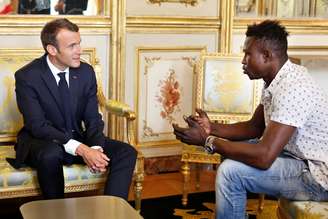Presidente francês, Emmanuel Macron, durante encontro com Mamoudou Gassama, do Mali, no Palácio do Eliseu, em Paris 28/05/2018 Thibault Camus/Pool via Reuters