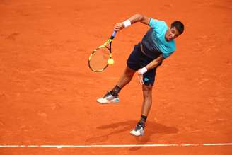 Rogerinho cai para Djokovic na estreia na chave principal em Roland Garros