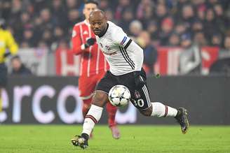 Vágner Love em ação pelo Besiktas, contra o Bayern de Munique, durante jogo da Liga dos Campeões